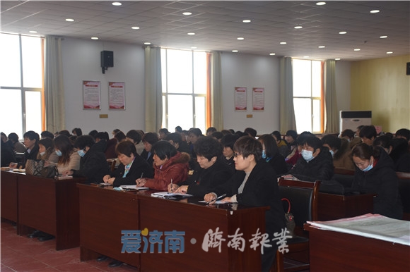 庆新街道领导团队引领社区新发展里程碑时刻。